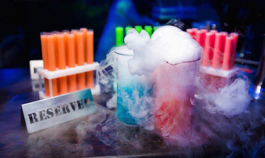 Коктейли в клубе «Neon Bar»