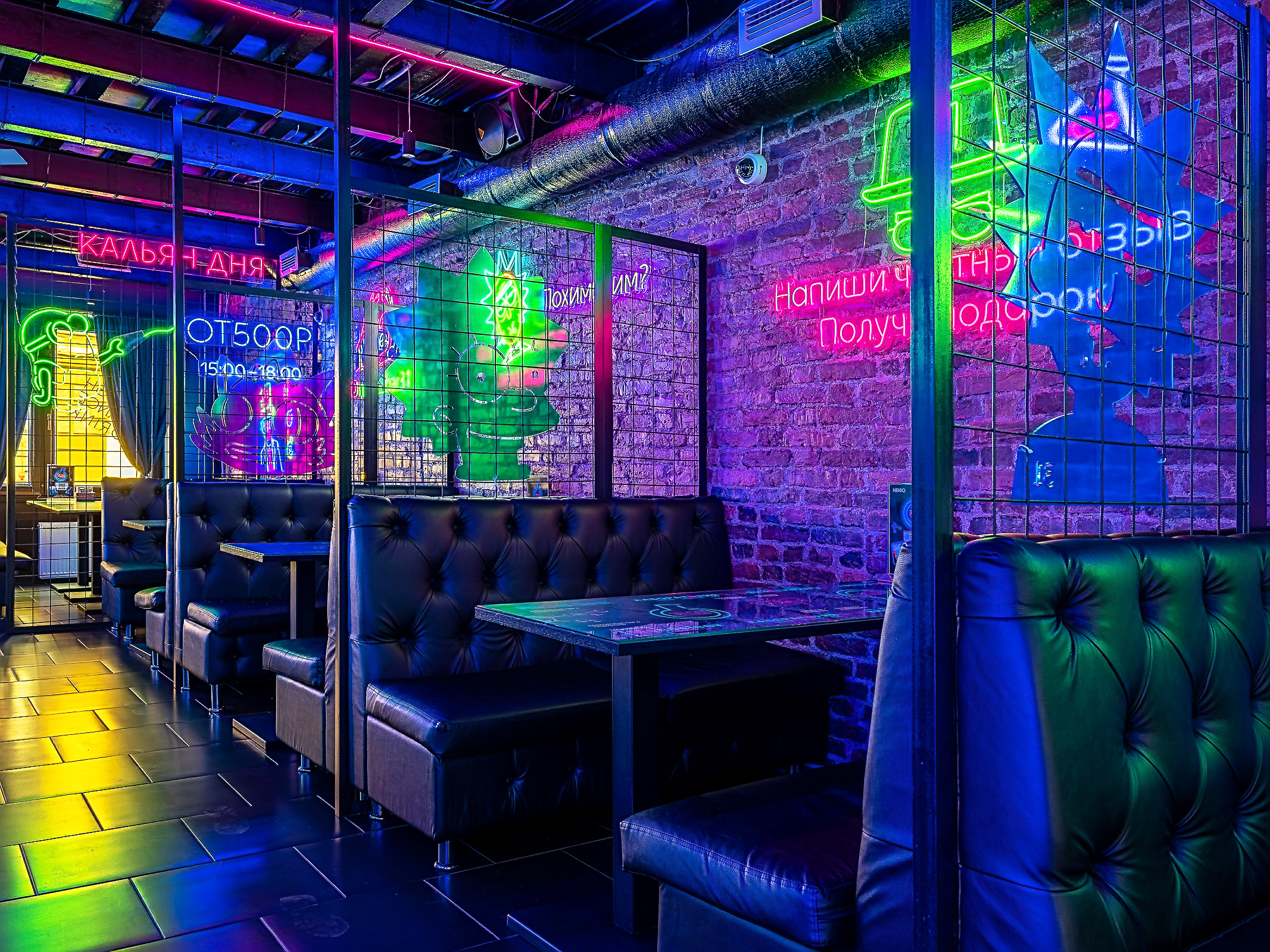 Интерьер Neon Bar